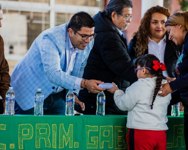 Niñas y niños de Jesús María reciben lentes como parte del programa “Descubriendo el mundo por otros ojos“