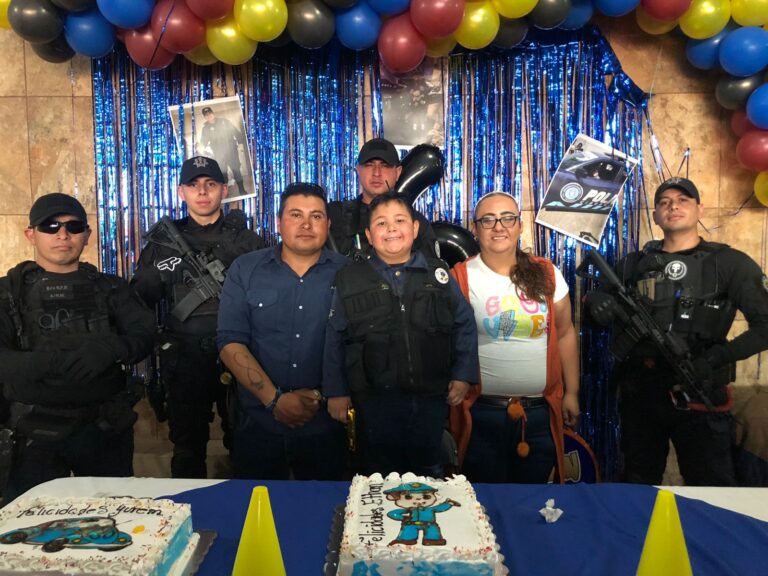 Policías municipales de Aguascalientes sorprenden a niño en su fiesta de cumpleaños