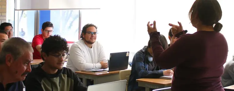 UTA imparte carrera de Tecnologías de la Información a personas con discapacidad auditiva