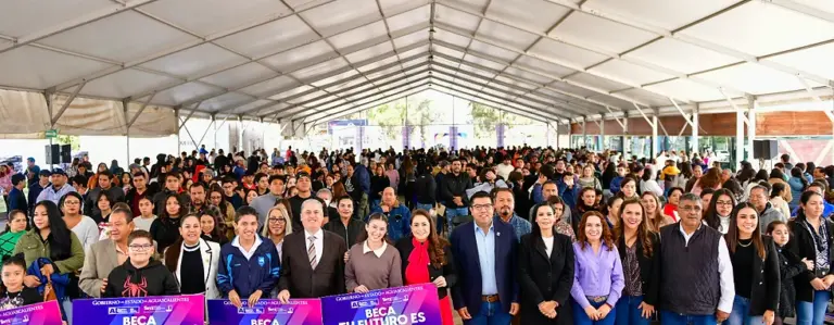 Tere Jiménez entregó becas en Jesús María