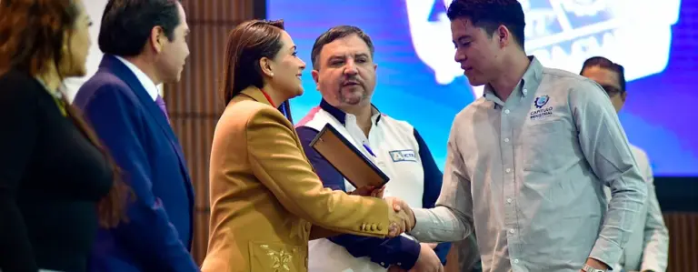 Gobernadora de Aguascalientes entrega becas de inglés a estudiantes del ITA