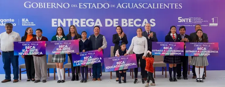 Tere Jiménez entrega becas educativas en todo el estado de Aguascalientes