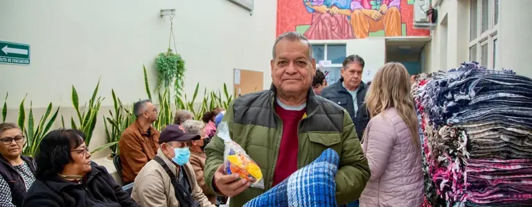 El IAPAM entrega regalos a abuelitos para celebrar la navidad