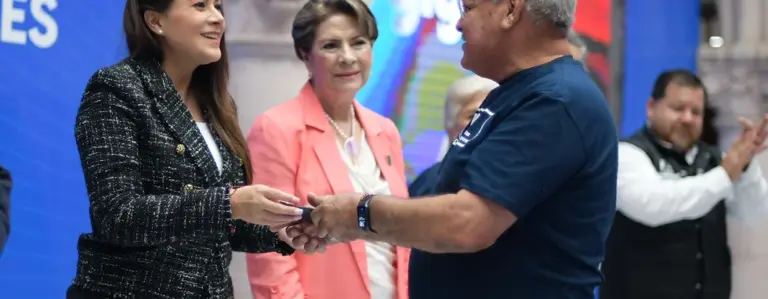 Tere Jiménez entrega lentes a adultos mayores en Aguascalientes