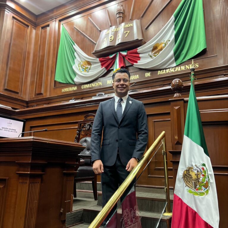 Invita Luis León a los jóvenes a participar en la creación de leyes