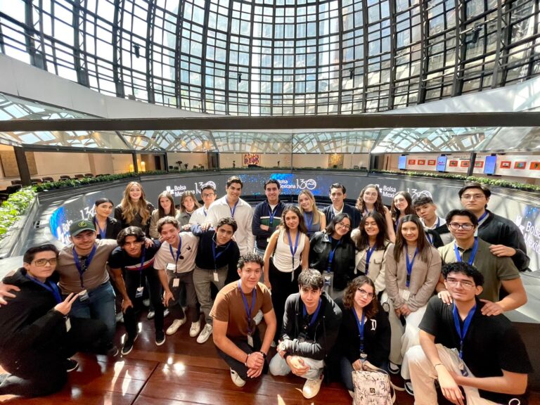 Estudiantes de la Escuela de Negocios se preparan para enfrentar los desafíos del mundo empresarial