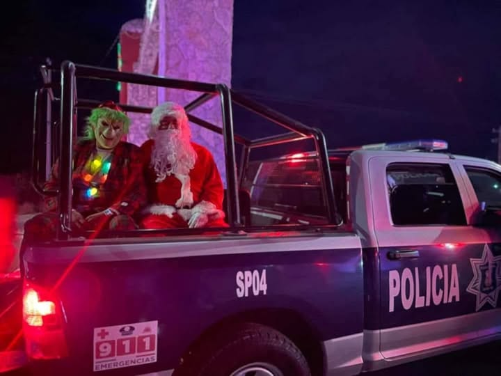 Conflicto navideño: pelea entre Santa Claus y el Grinch en Plaza Patria termina en justicia cívica