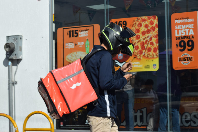 Repartidores opinan sobre la reforma laboral que regula el trabajo en plataformas digitales en Aguascalientes