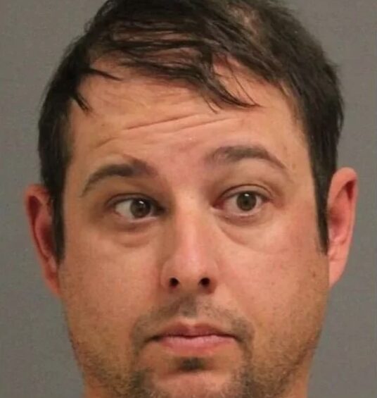 Hombre intenta estrangular a reportero y le grita: “Ahora esta, es la América de Trump” 