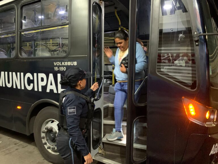 Policía Municipal de Aguascalientes implementó operativo “Nochebuena” para trasladar a familias a sus domicilios