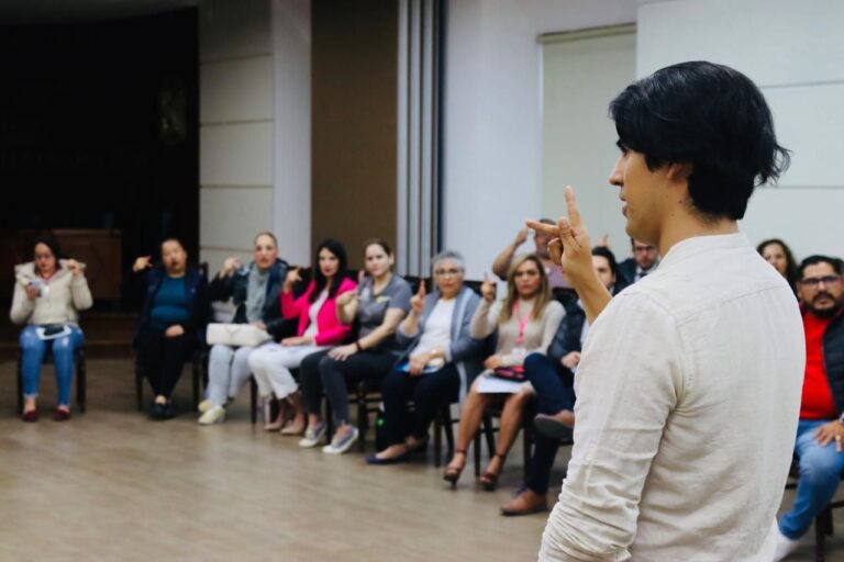 Reafirma DIF municipal compromiso con las personas con discapacidad auditiva 