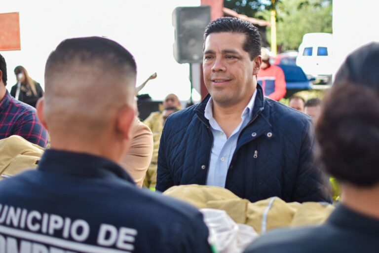 Leo Montañez entrega nuevo equipamiento a Protección Civil en Aguascalientes