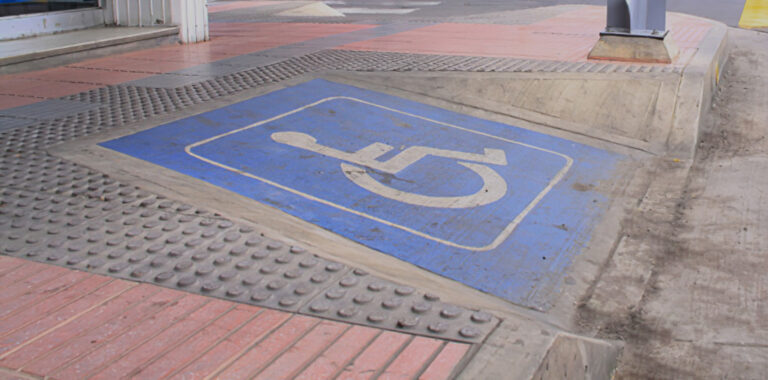 Isayda Guido denunció riesgos en proyectos de accesibilidad en Aguascalientes para personas con discapacidad visual