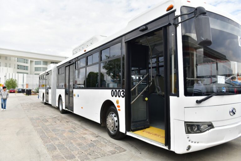 Gobernadora de Aguascalientes entrega 52 nuevas unidades para mejorar el transporte público  