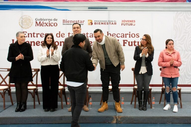 Entrega delegado Aldo Ruiz tarjetas a 430 becarios del programa “Jóvenes construyendo el futuro”
