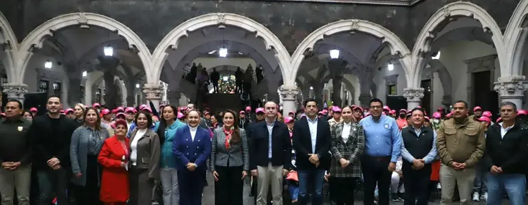 Tere Jiménez entrega 100 visas a abuelitos del programa “Reencontrando Corazones”