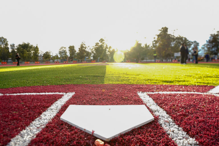 Entrega Leo Montañez campo de béisbol con pasto sintético en el fraccionamiento Insurgentes en Aguascalientes