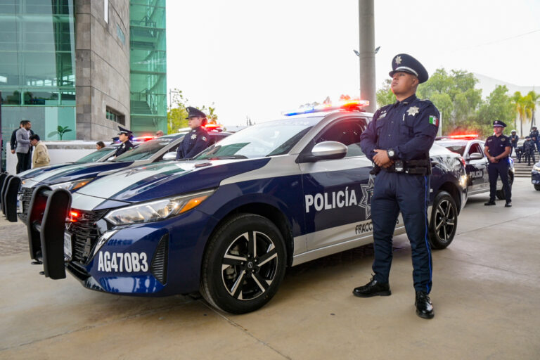 Leo Montañez entrega nuevas patrullas para reforzar labores de vigilancia
