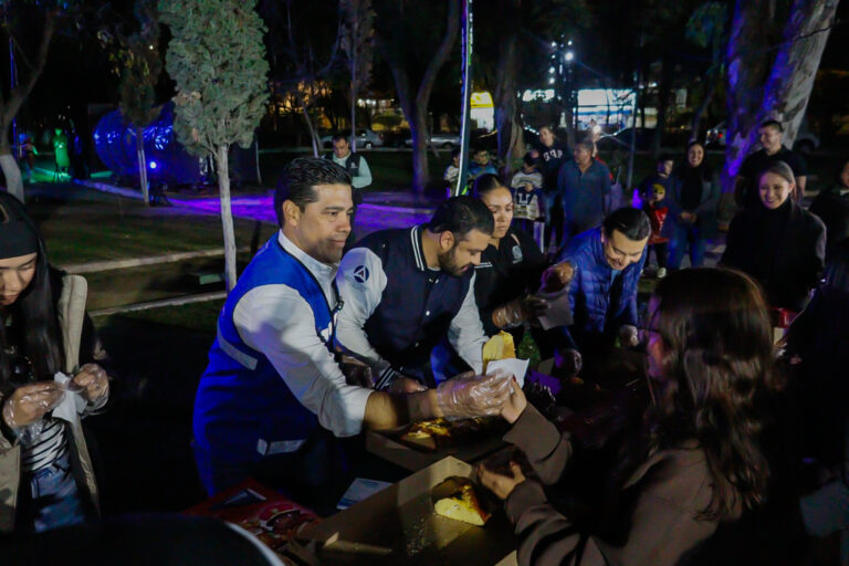 Con el corte de la tradicional Rosca de Reyes, Leo Montañez clausuró “El esplendor de la Navidad” en el parque Hidalgo