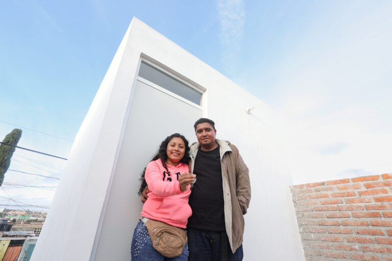 Leo Montañez entrega cuartos adicionales a familias aguascalentenses