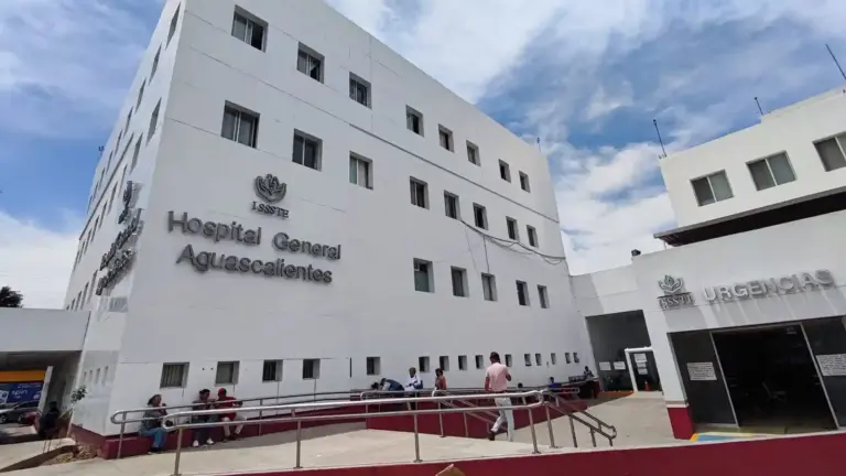 ISSSTE Aguascalientes gradúa a 12 médicos internos del Hospital General
