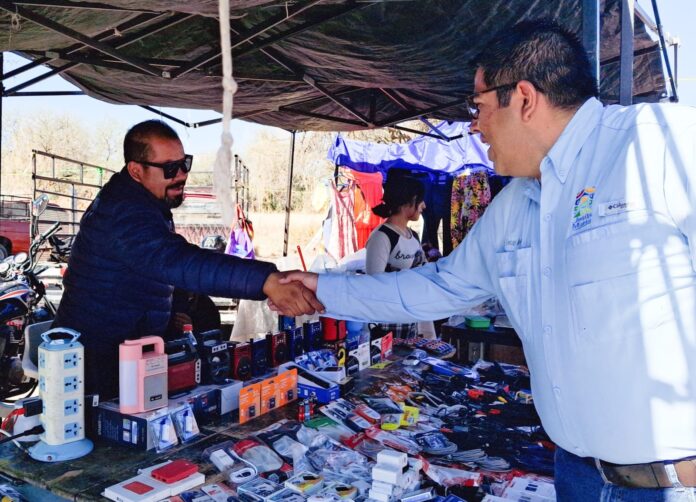 César Medina refuerza comunicación con tianguistas de Jesús María