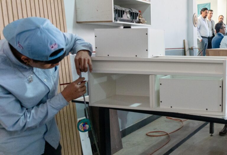 César Medina reconoce la innovación y talento local en Tecca Innovation