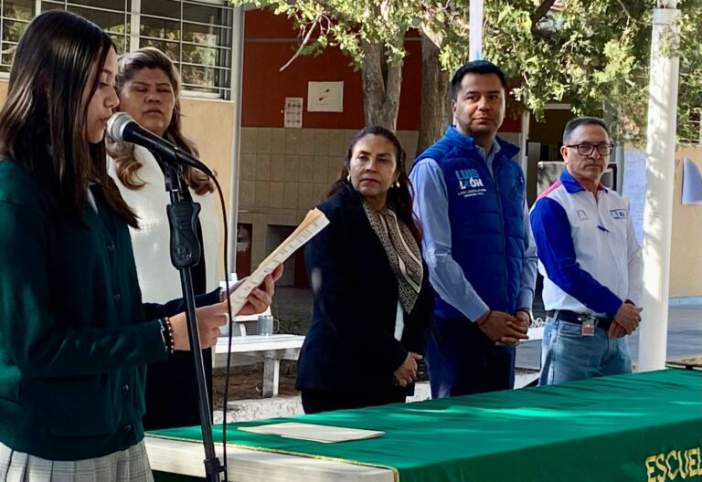 Luis León reafirma su compromiso con la educación en el distrito 15