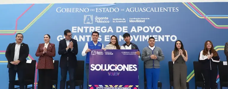 Gobernadora de Aguascalientes Tere Jiménez entrega 2,500 Becas de Transporte Público a estudiantes
