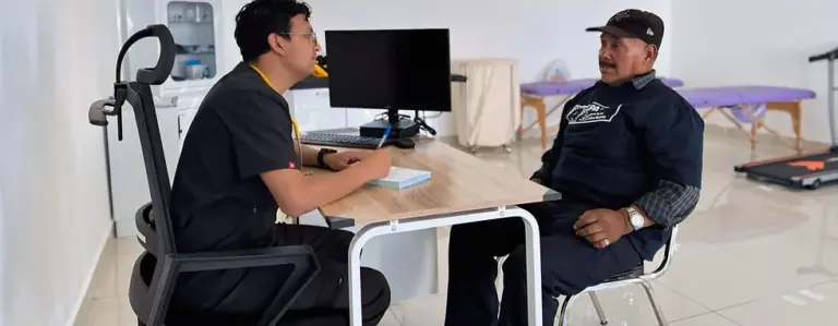 Habrá servicios médicos en las estancias y comedores para adultos mayores