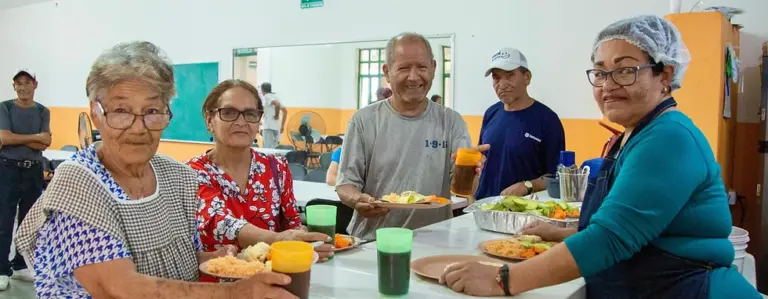 Adultos mayores pueden acceder a una alimentación gratuita en los comedores comunitarios