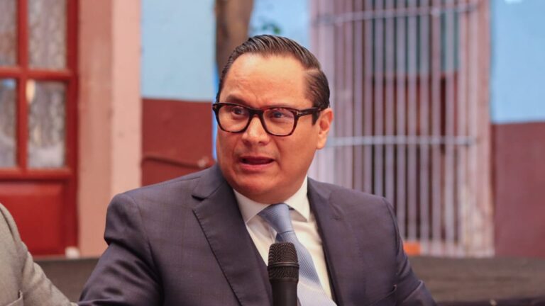 Enrique Espino Jasmer se postula como aspirante a fiscal general