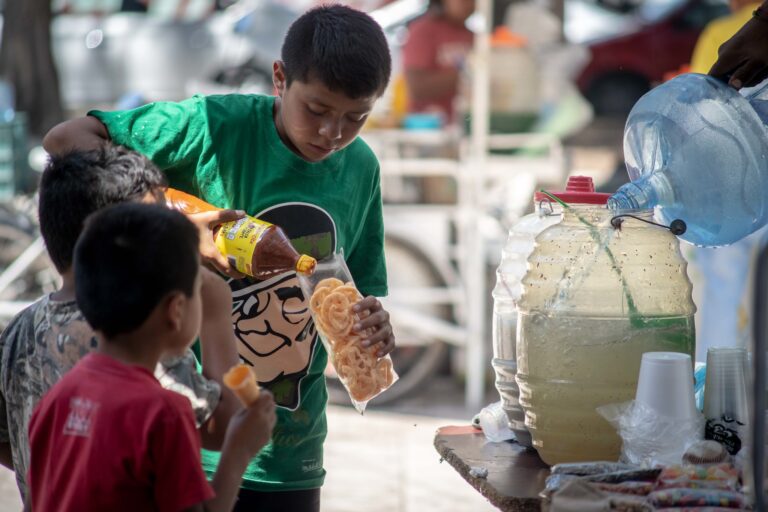Inician cruzada contra obesidad infantil, tienditas con venta de comida chatarra serán sancionadas