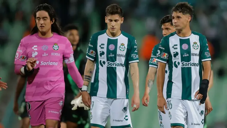 Santos Laguna y su crisis en la Liga MX: ¿Club de Cuervos en la vida real?