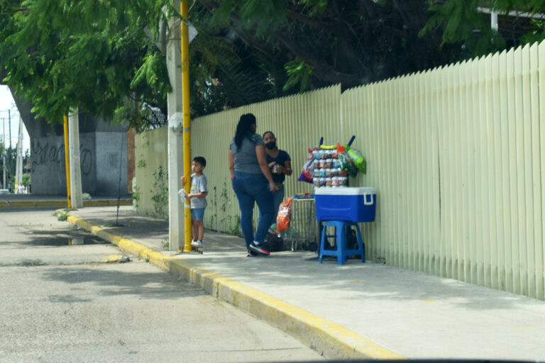 Aguascalientes analiza la regulación de puestos ambulantes cerca de escuelas