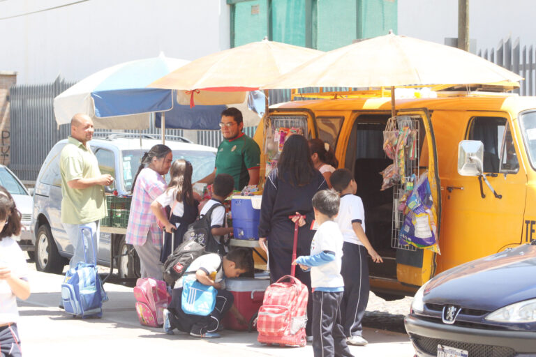 Operativos para retirar comida chatarra en las escuelas y alrededores