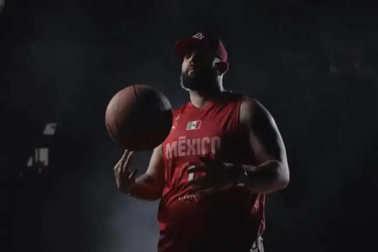 Música y básquetbol: La unión de Carin León