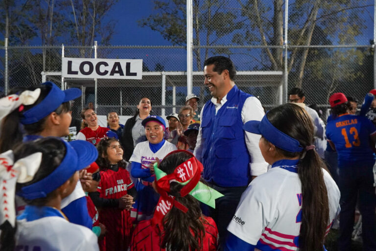 Leo Montañez entrega rehabilitación de Campo de Béisbol en el parque Santa Anita I en Aguascalientes