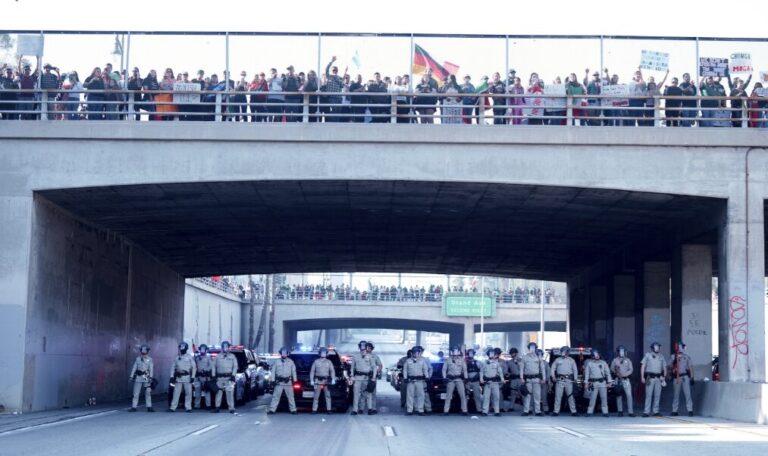 Manifestantes bloquean la circulación en autopista de Los Ángeles para exigir fin a deportaciones