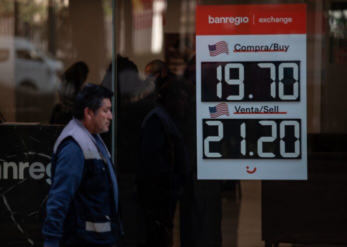 El peso cae ante imposición de aranceles; el dólar supera la barrera de las 21 unidades