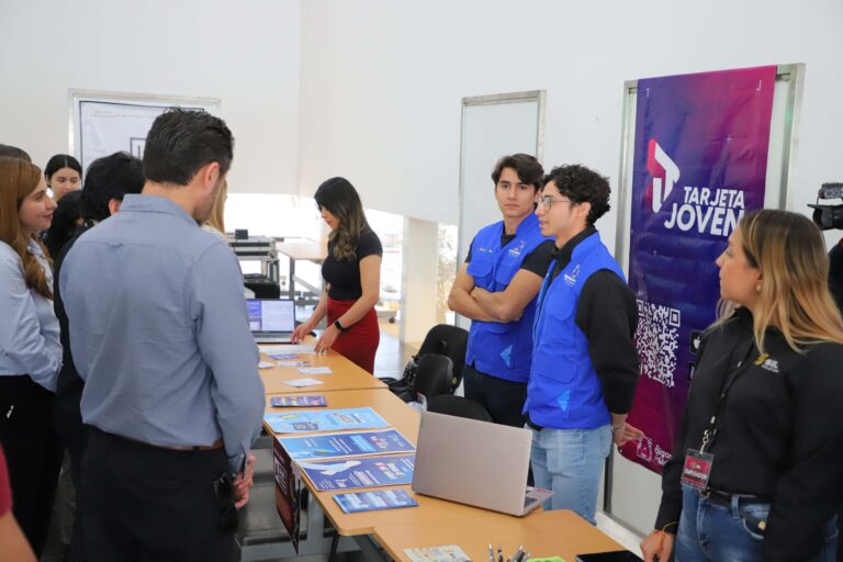 UAA conecta a sus estudiantes con el mundo laboral a través de feria de empleo