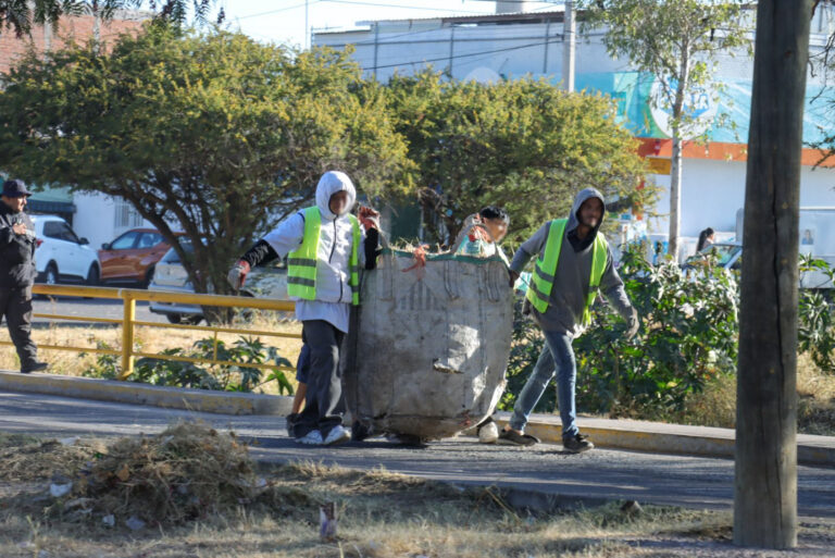 Ayuntamiento de Aguascalientes realiza megaoperativo de limpieza en arroyo La Hacienda