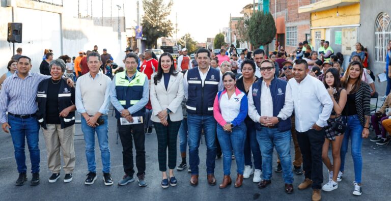 Entrega Leo Montañez rehabilitación de calle Pedro Coronel en Pintores Mexicanos en Aguascalientes