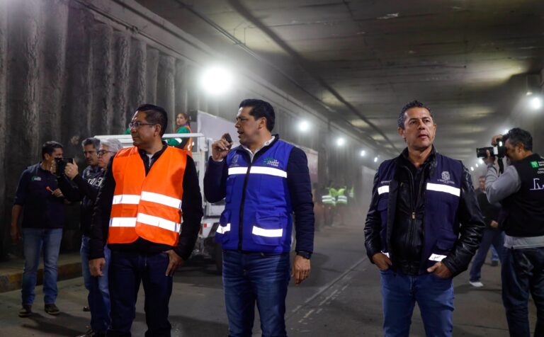 Leo Montañez encabeza operativo nocturno de limpieza en paso a desnivel