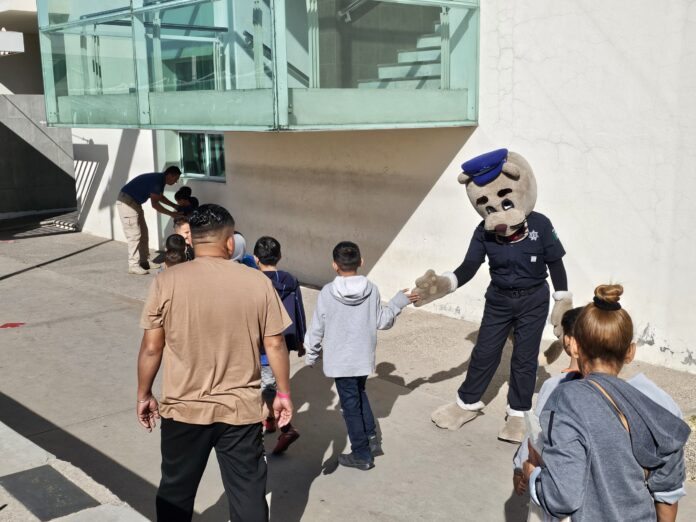 Niños refugiados en México conocen instalaciones de la policía municipal de Aguascalientes