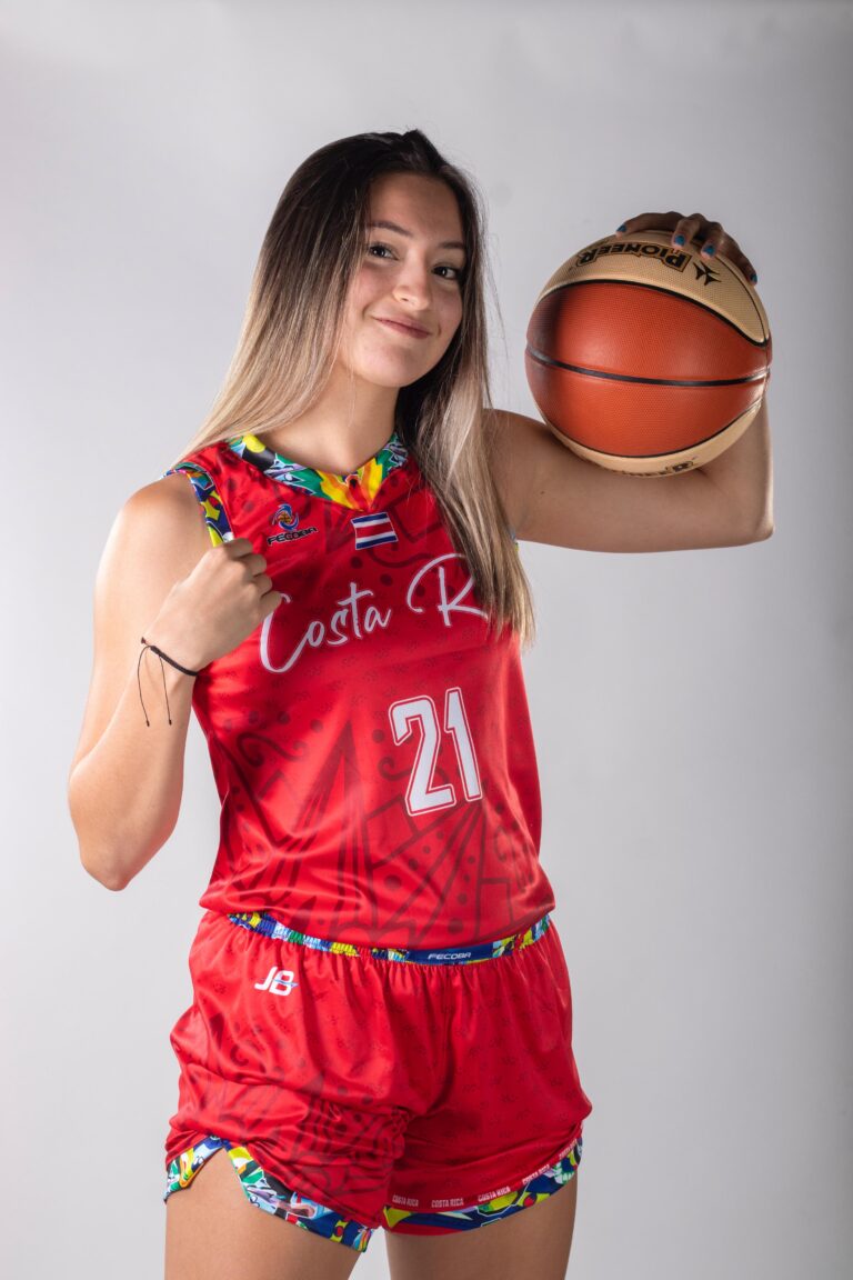 Egresada del Tec representa a Costa Rica en básquetbol