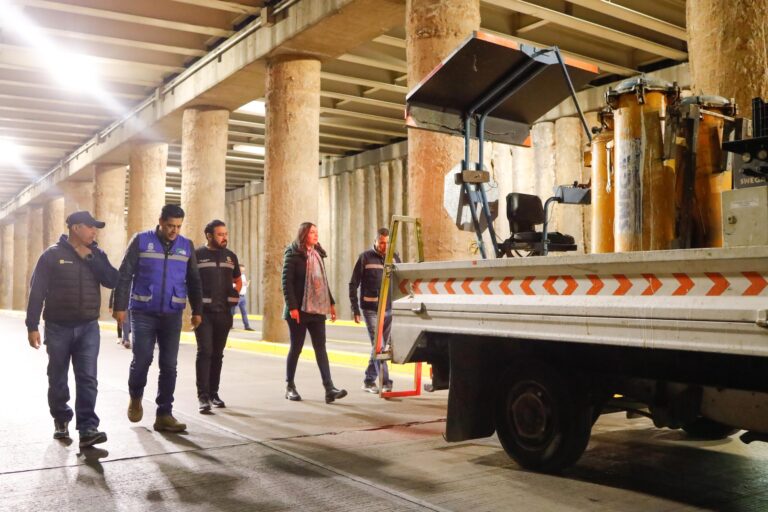 Encabeza Leo Montañez operativo nocturno de pintura vial en paso a desnivel de Guadalupe González