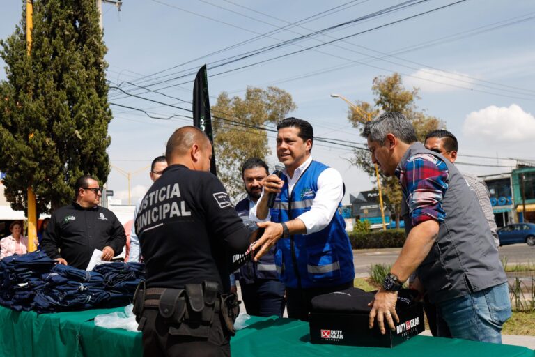 Entrega Leo Montañez uniformes a personal de la Secretaría de Servicios Públicos Municipales