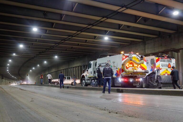 Leo Montañez encabeza operativo nocturno de limpieza en el desnivel de Convención poniente en Aguascalientes
