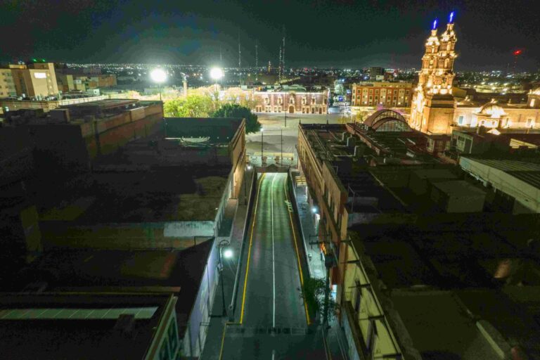 Rehabilita Obras Públicas Municipales en Aguascalientes pintura vial en paso a desnivel de 5 de Mayo